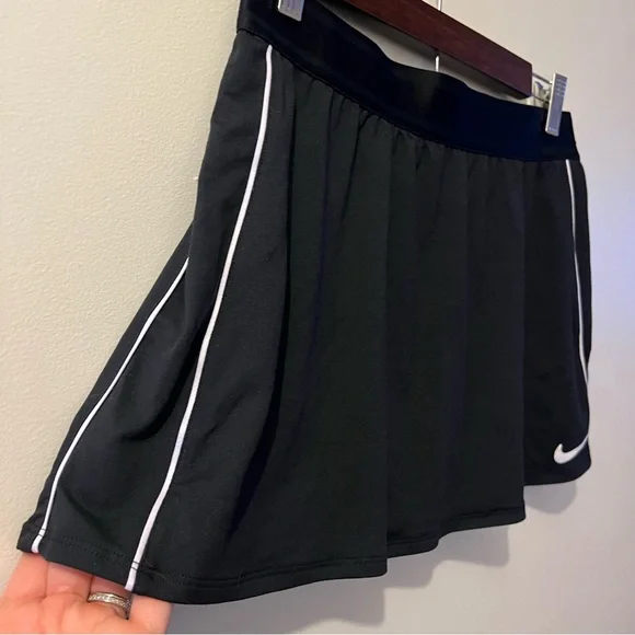 Nike Dri-Fit Women’s Size Medium Black and White Tennis Skort